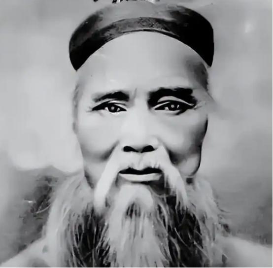 1932年，武当老道遭30多匪徒打劫，喝问：你们脑袋比石头还硬吗？ 这位老道不是