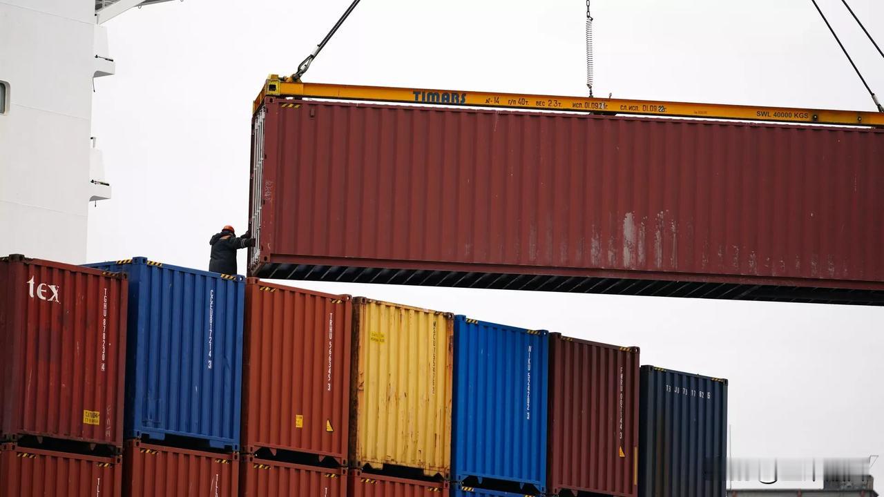 欧盟让人看不明白，欧盟数据称，9月俄欧贸易额是57亿欧元，其中从俄罗斯进口31亿