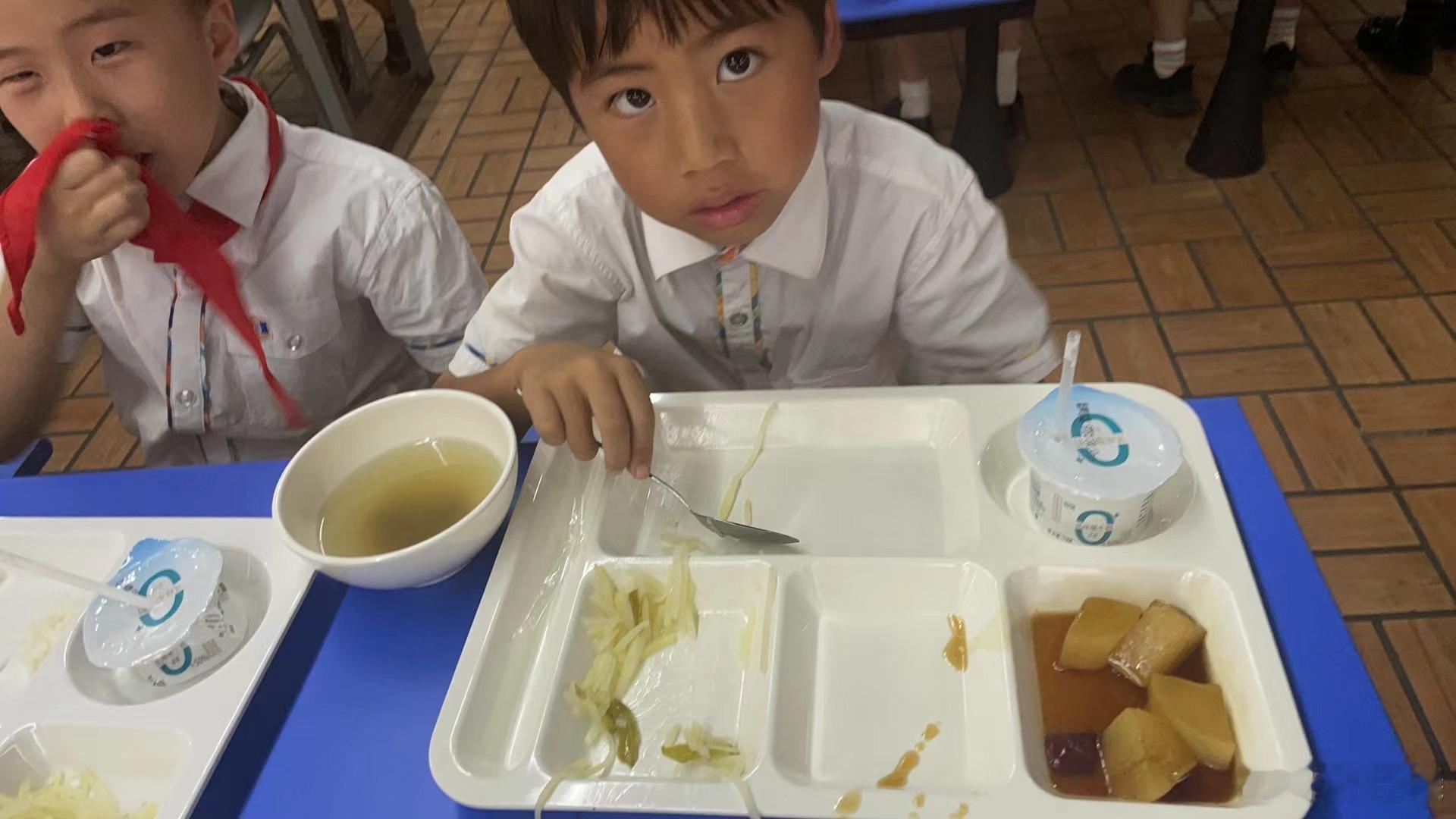 自助餐式的午餐，吃几根土豆丝[允悲] 一点肉都不拿.. ​​​