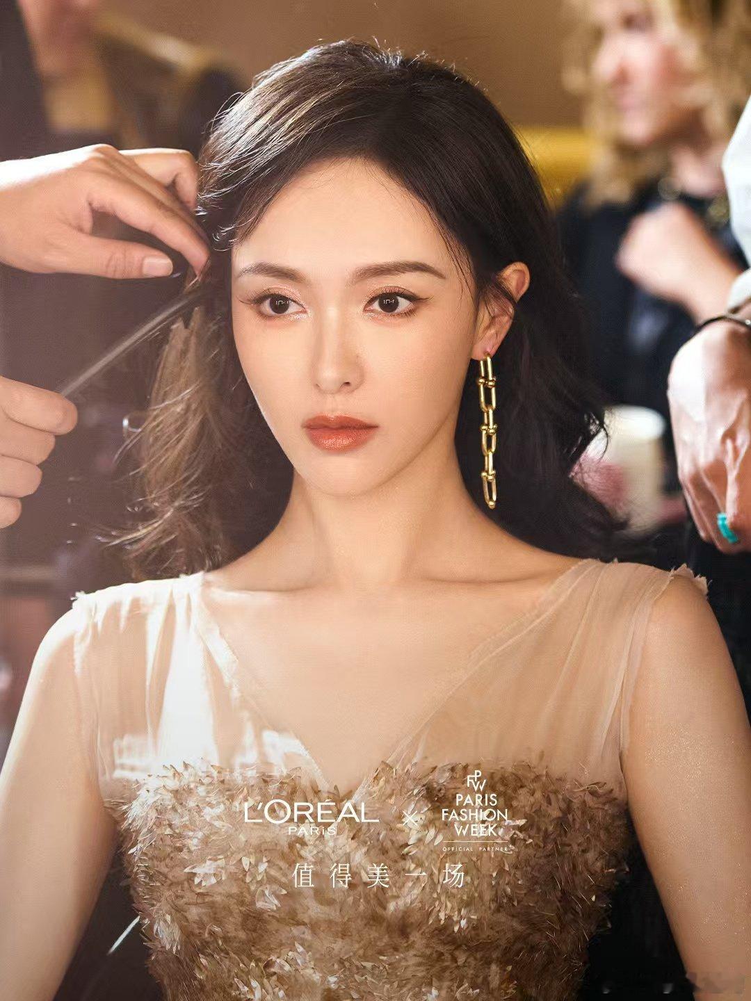 #唐嫣走秀气场##唐嫣值得美一场#不愧是唐嫣，自信飞扬，明媚大气，唐嫣走秀气场全