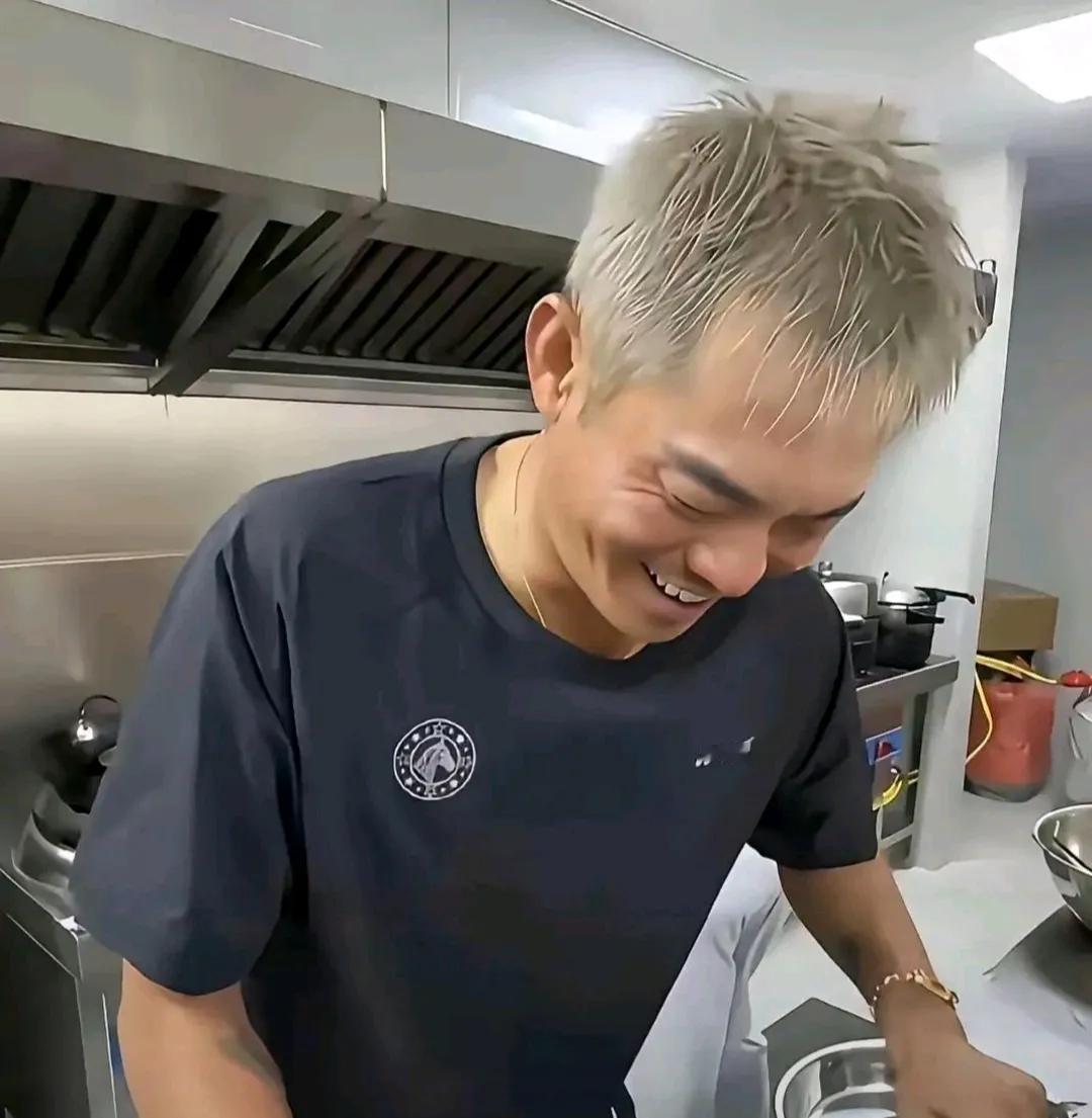 这是他特意染的奶奶灰吧，

他只有42岁而已，

退役后下厨的生活也是安逸