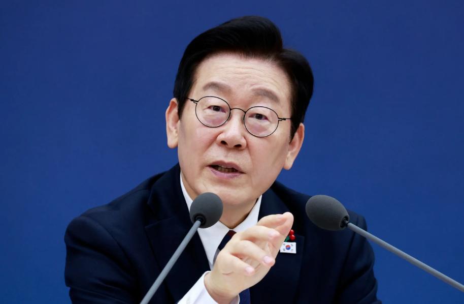 韩国政局又起变化，李在明支持率跌至42%，三军军校整合遭多数受访者反对，朴槿惠突