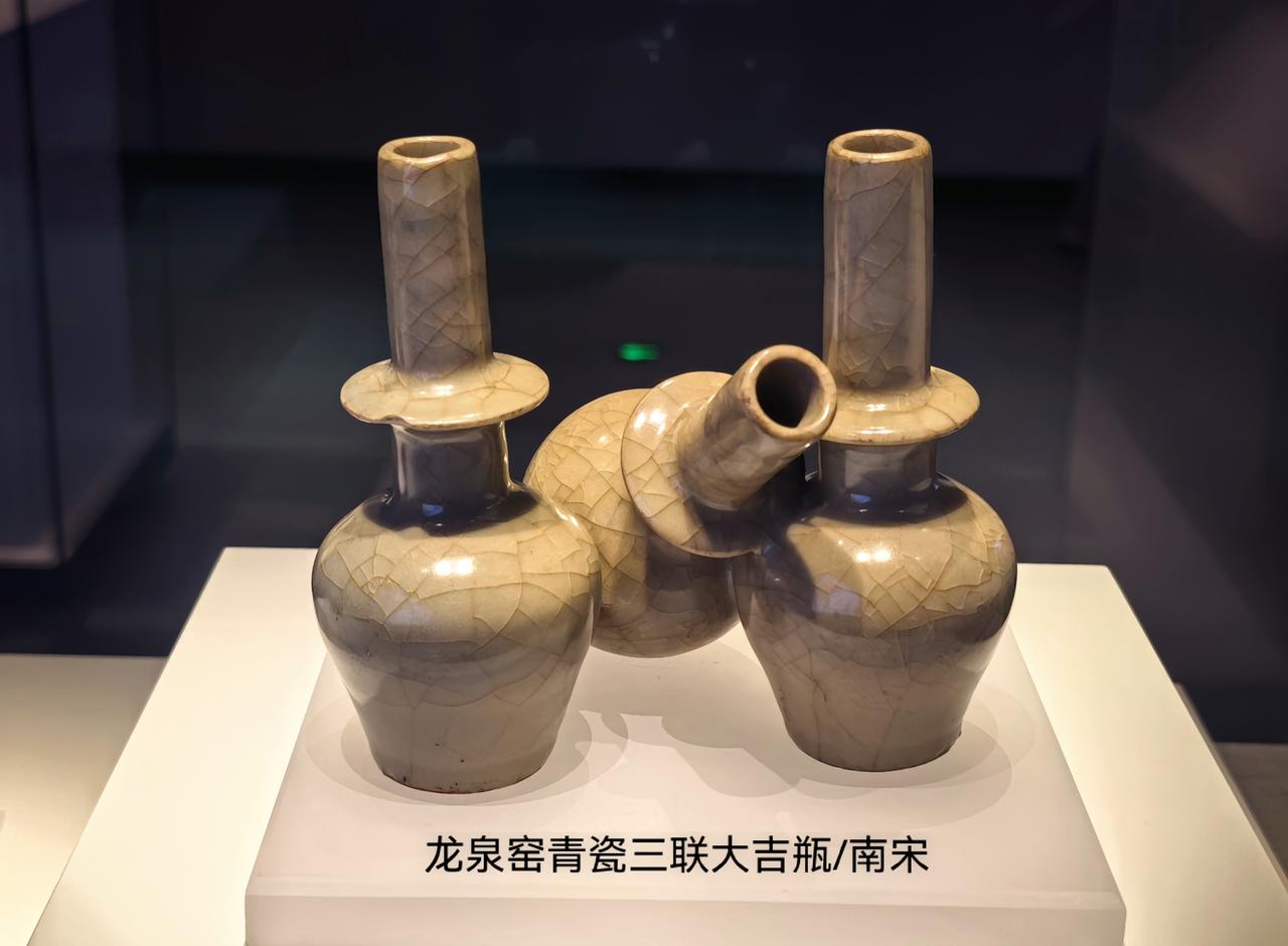 这是在浙江博物馆见到的一件特殊器物：南宋龙泉窑青瓷三联大吉瓶。

乍见之下，对中