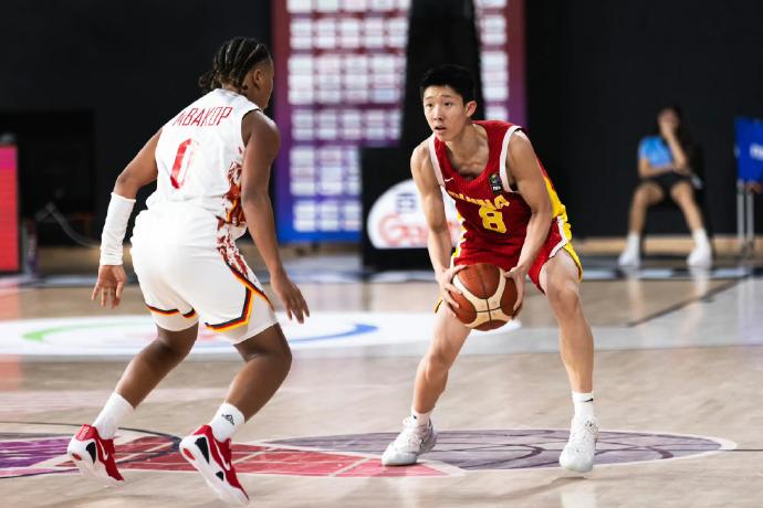 U17中国男篮被加拿大抢了40个前场篮板。

我的天，这样的球不输，也是天理难容