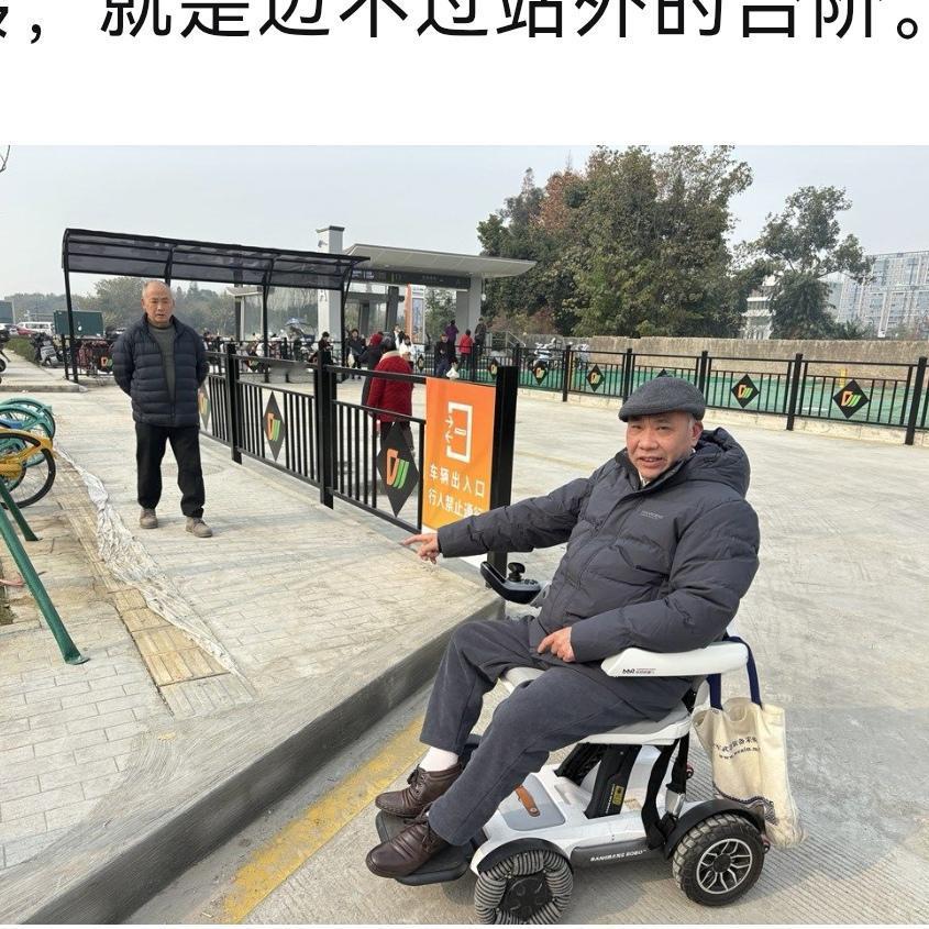 地铁站就在眼前，轮椅上的他却因站外人行道的台阶犯了难

“你看，地铁口就在那儿，