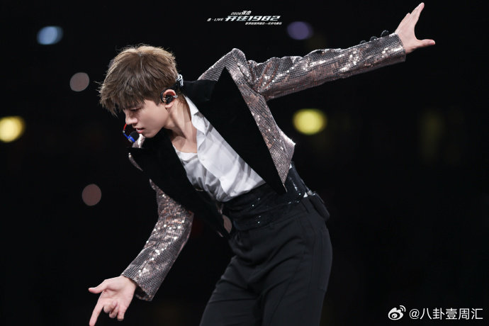 张杰张杰121人超大舞团 人海战术用到极致，视觉冲击力强到起鸡皮疙瘩 