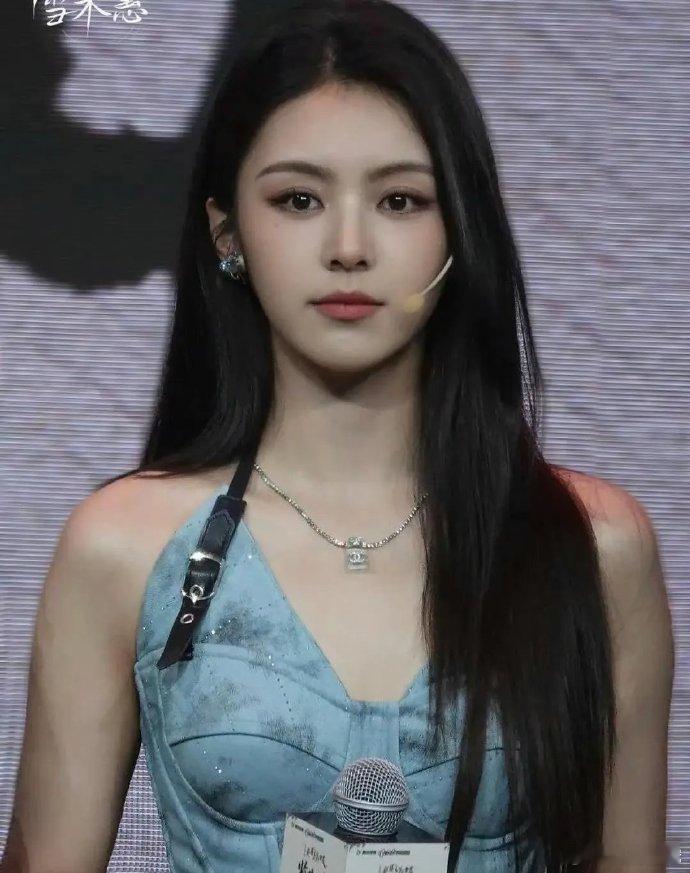 《长安的荔枝》中那尔那茜的婢女美貌出众，与女主对比鲜明。原著角色为男性，选美婢合