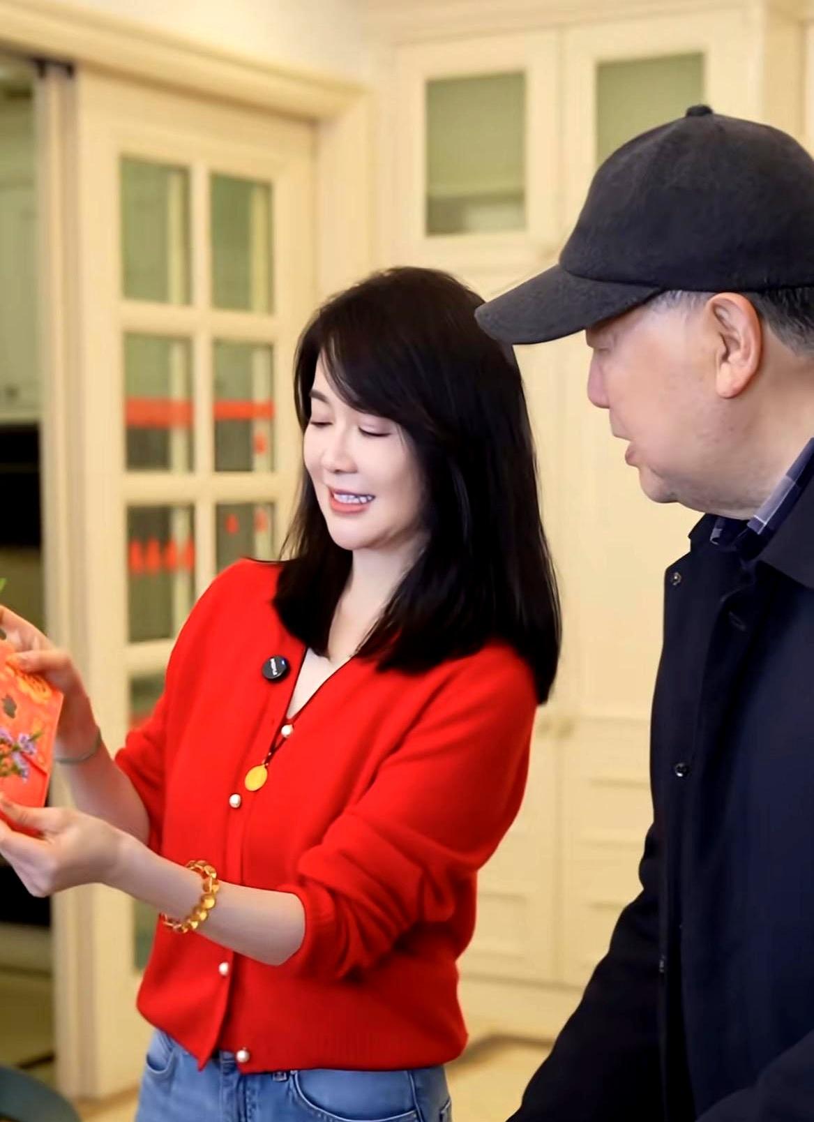 说实话，左小青那脸蛋和身材，咱真没啥好羡慕的。
真正让我酸的，是她都48了，在爸