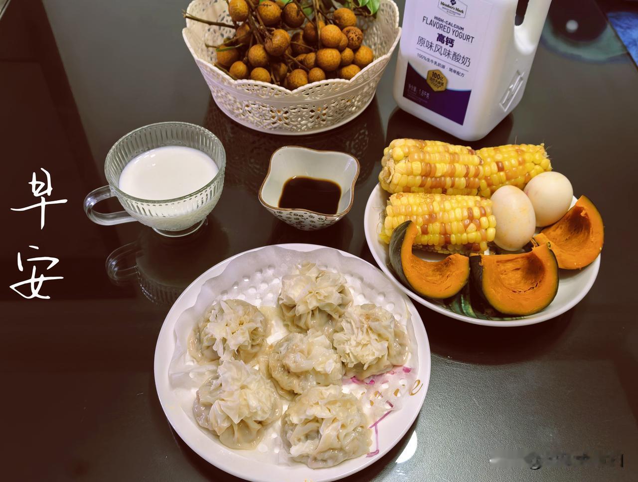 早安！！
清晨的幸福感，藏在一桌早餐里～
内蒙的大葱牛肉烧麦
甜糯玉米、贝贝南瓜