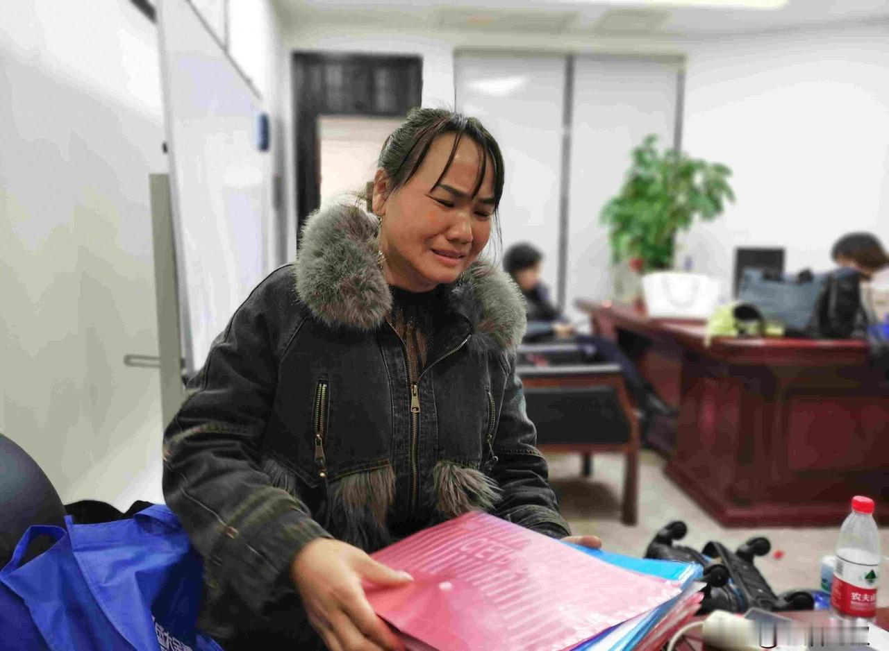 那天公告写得跟发通知似的：“公司暂停运营。”没道歉，没解释，就一行字。后来法院查