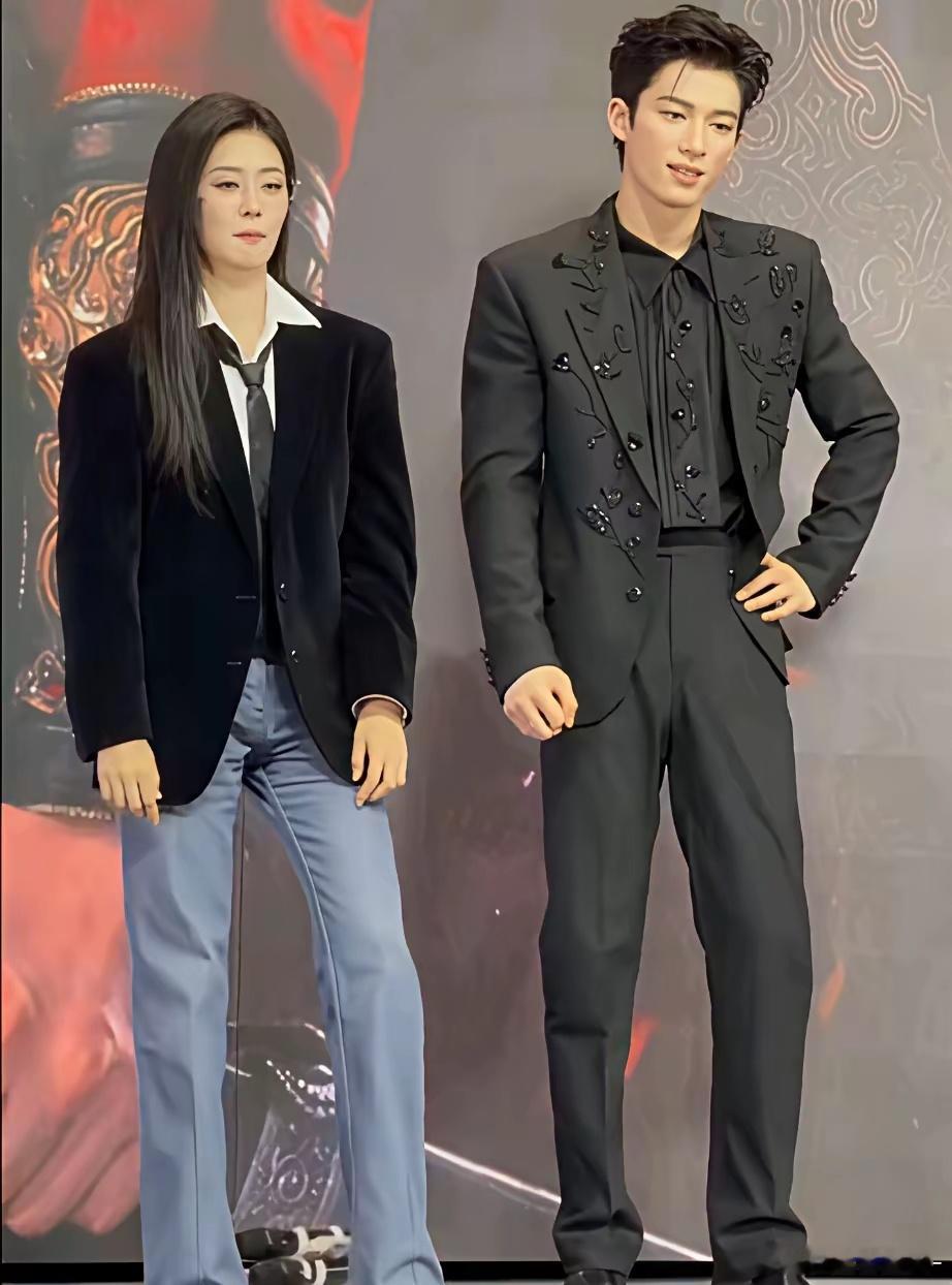 谁能想到，在娱乐圈靠颜值和演技一路杀疯的大女主白鹿，居然会败给一条女装牛仔裤