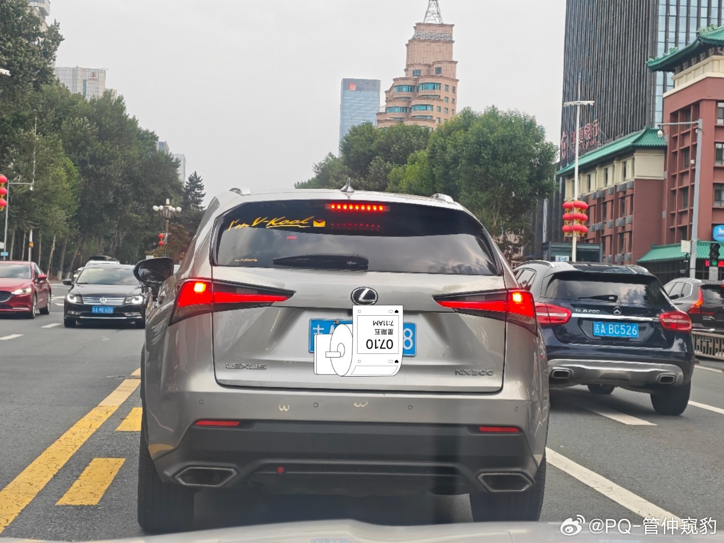 【马路三大妈，心疼油就步行或换电动车】一堆车蠕行，过来才发现一个啥子在限速70k
