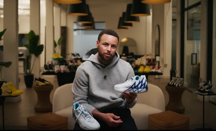 库里：圣诞大战对阵克莱穿上他的签名鞋 对我来说意味着全世界库里 库里在苏富比为其