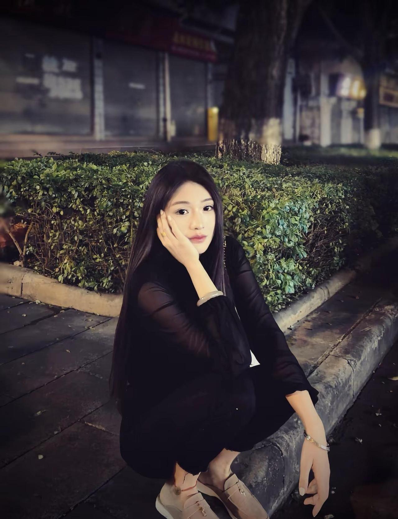 人和人之间还是淡淡的好 你不必知道我深夜翻来覆去的那些念头 我也不必计算你回消息