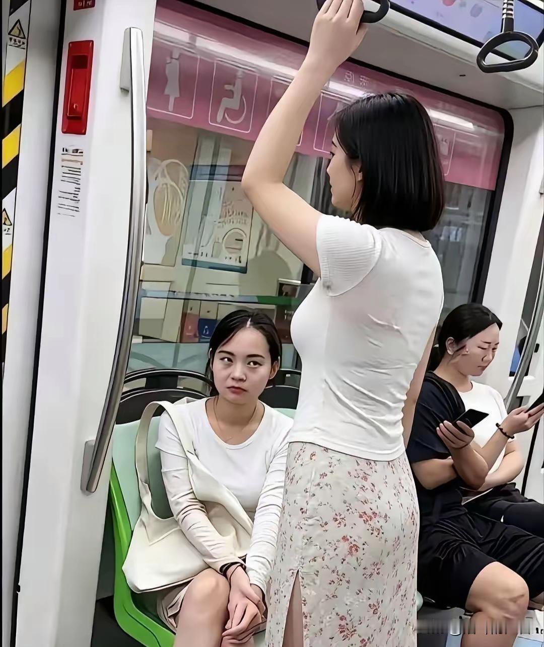 这眼神不知道是羡慕，还是嫉妒啊？
这是一小编发在网上的照片，大家看一下这张照片，