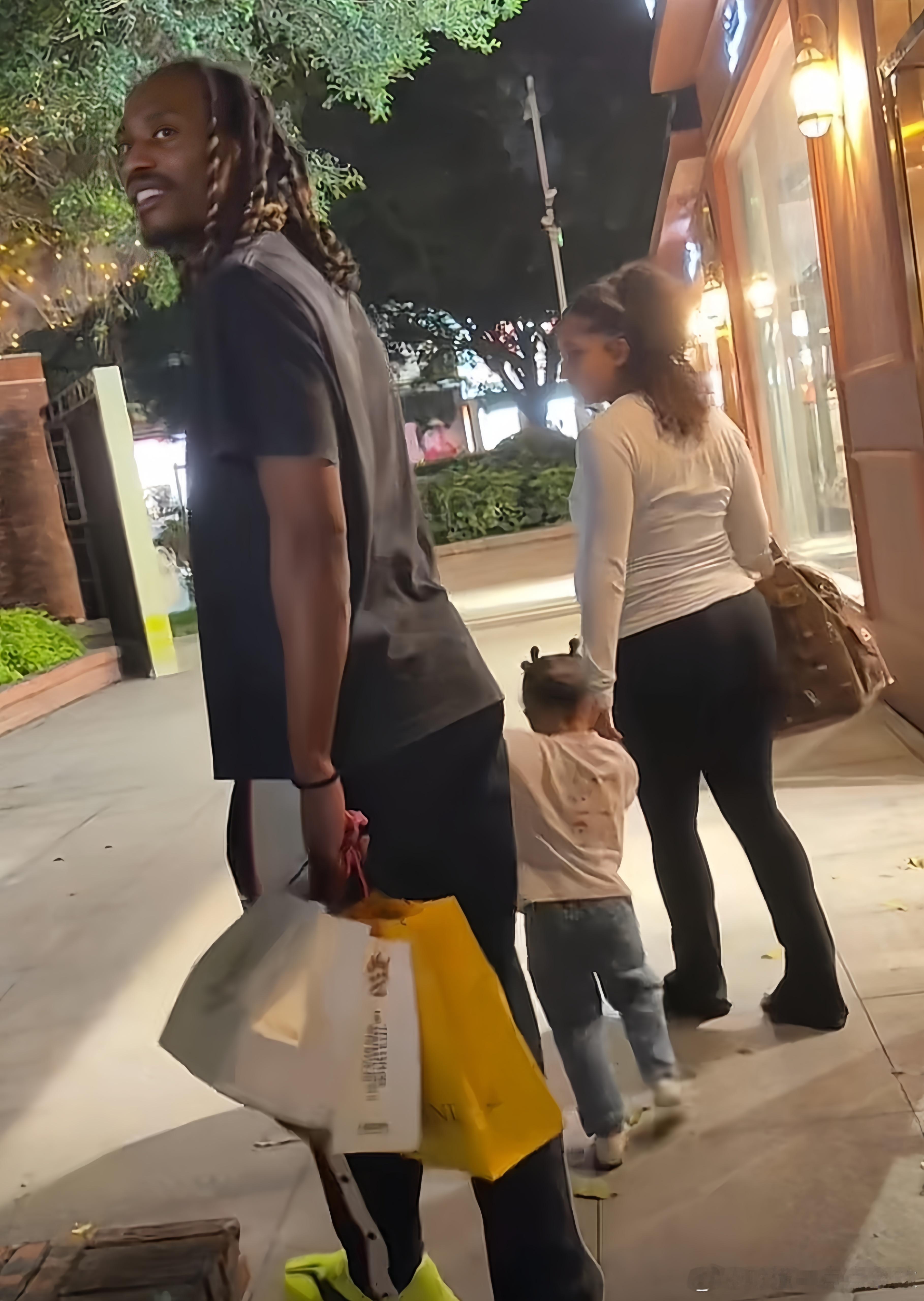 据媒体人球圈赵探长消息透露，广州男篮将签回外援塔杰尔·麦考尔。麦考尔已经在CBA