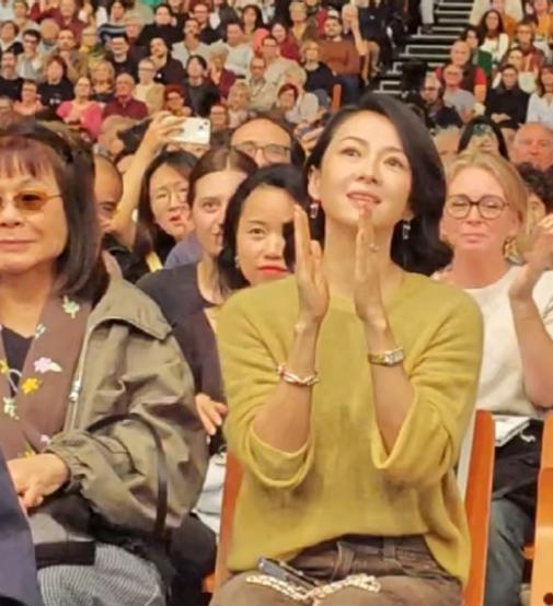 脱掉定制高定和十厘米恨天高，章子怡就穿着一件普通毛衣，把欧洲人的崇高敬意拿到了手