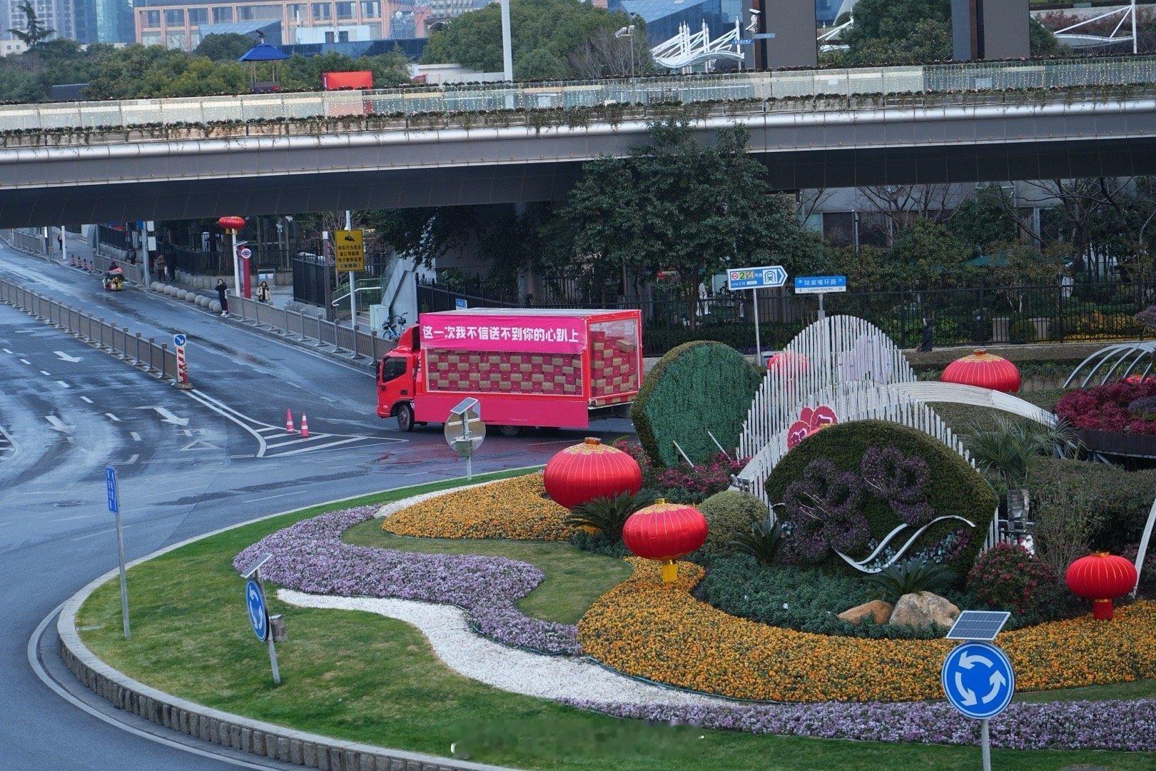 上海街头除了豪车还有转运车   让中国仪式感给大家一点震撼 正月十五的夜晚，一家