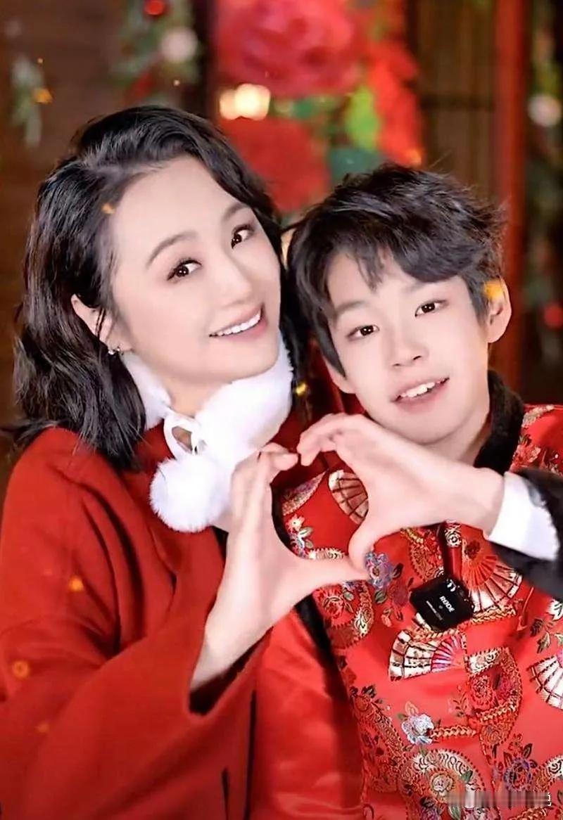 “从出生就注定不凡”，颜值才艺谁更胜一筹？答案让人意外。

曹颖的儿子王梓涵，五