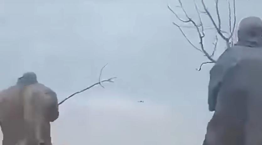俄军士兵用上了反FPV的“新式武器”——枯树枝。面对漫天乱窜的自杀式穿越机，两名
