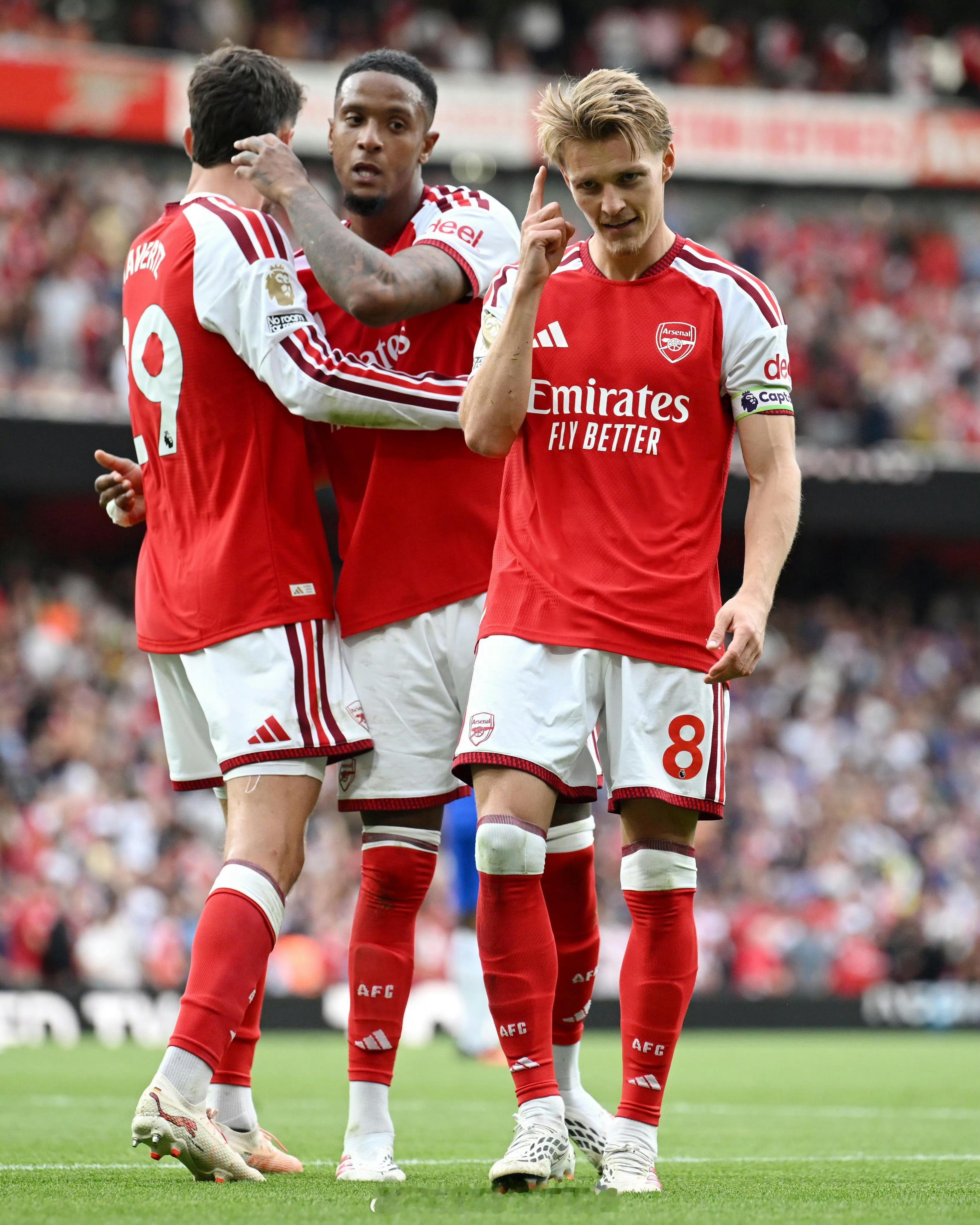 英超第三轮重磅对决来袭，双杀开局的阿森纳、切尔西狭路相逢，上演巅峰榜首之争。阿森