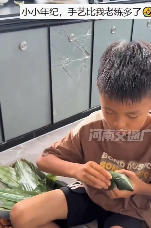 小孩哥包粽手法绝了，这梗真的太火了！小孩和包粽技能的反差感太绝了，大人包粽可能各