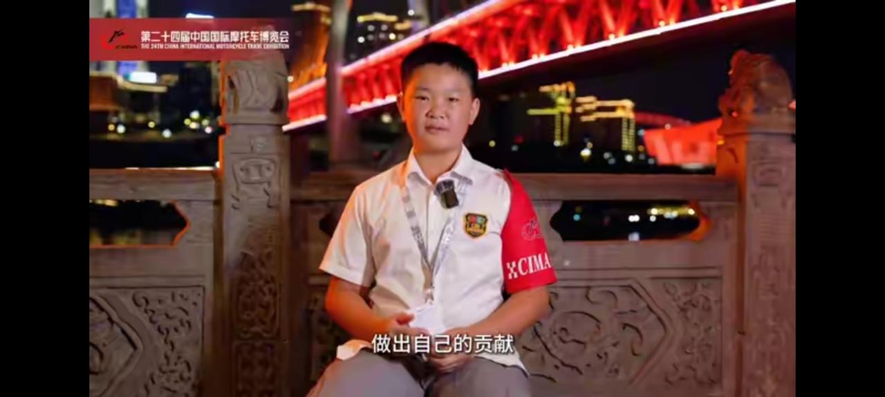 都是少年，差别怎么那么大？
张雪儿子张擎天，
虎头虎脑驾车如飞，大宝贝哥哥挥金如