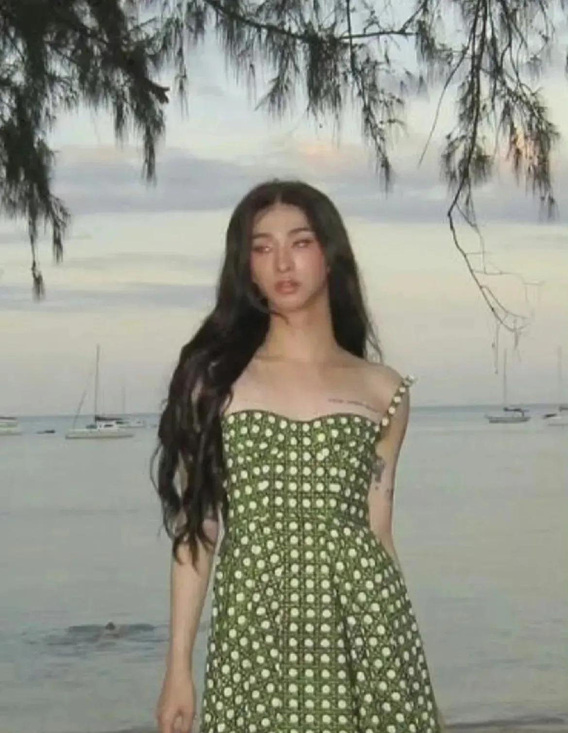 这就是伊能静的儿子，穿上碎花裙留着披肩发，也没有妈妈美！
男孩子的骨架，真的是很