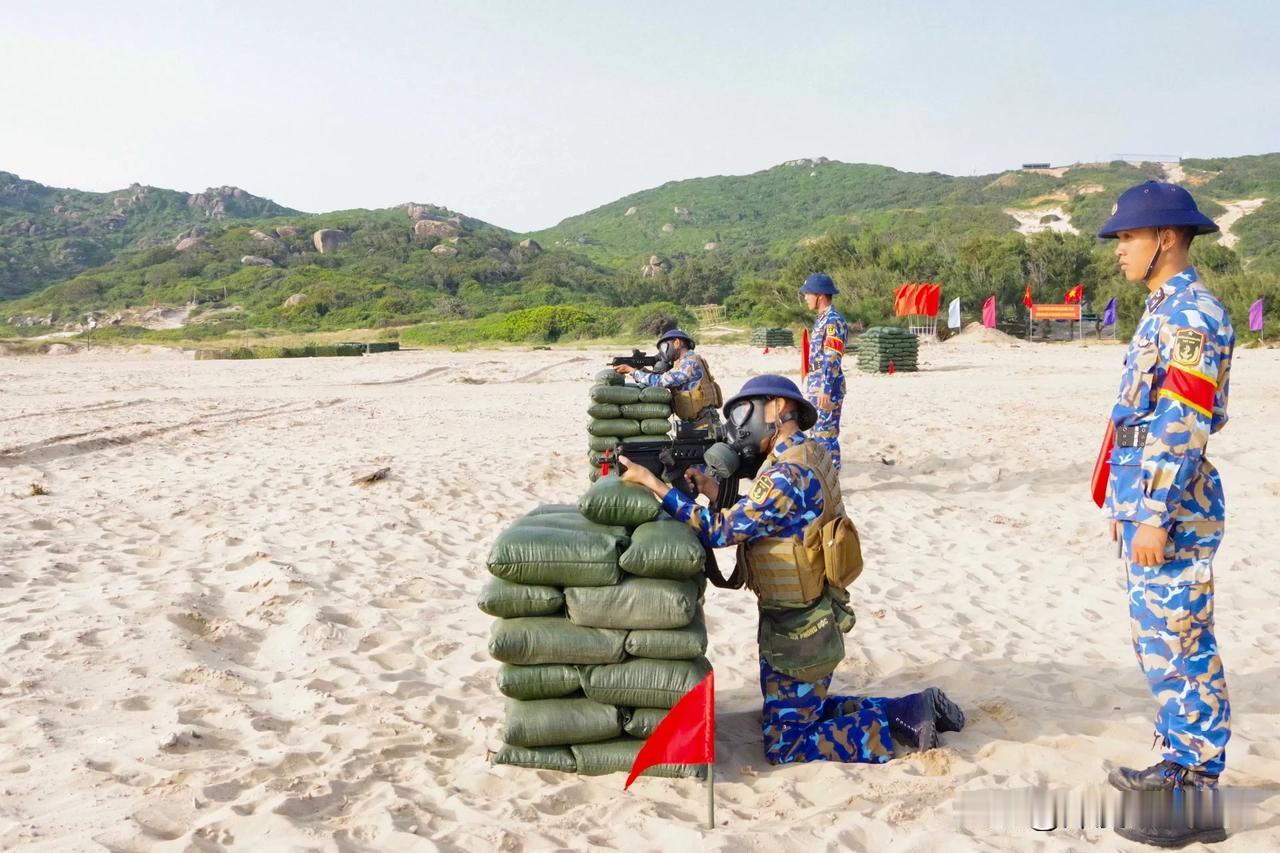 越南海军步兵新兵在射击其IWI TAR-21 5.56毫米突击步枪，作为训练的一