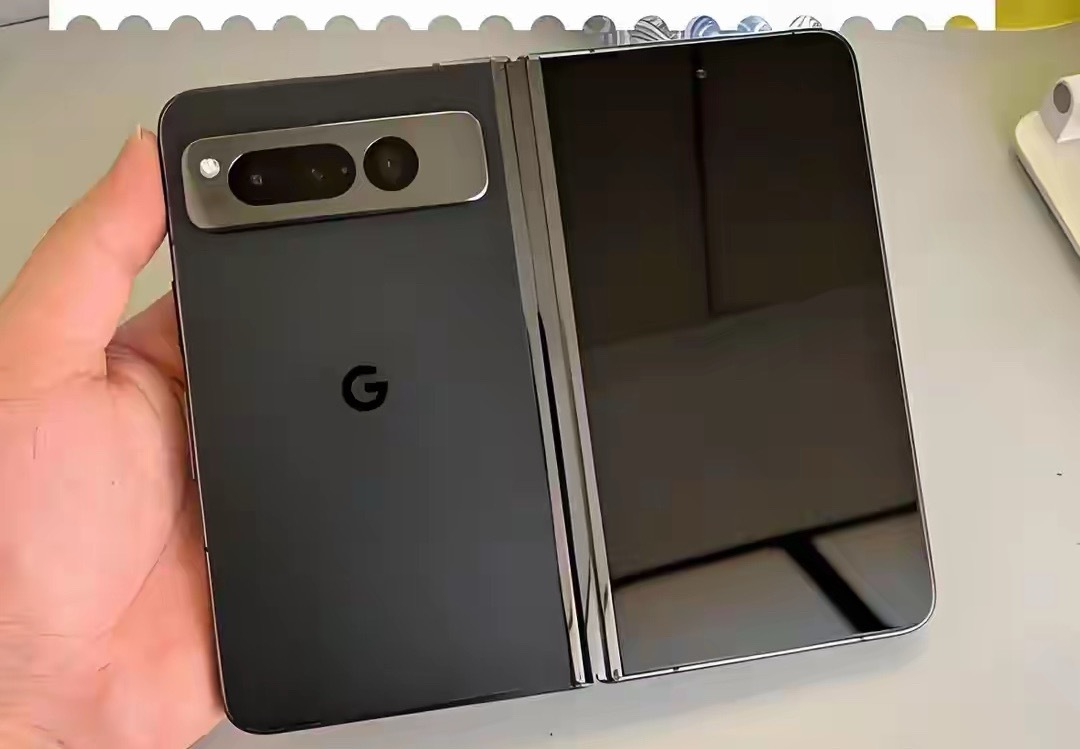 刚看到Pixel 11 Pro Fold的渲染图，整体造型虽然延续了前代，但细节