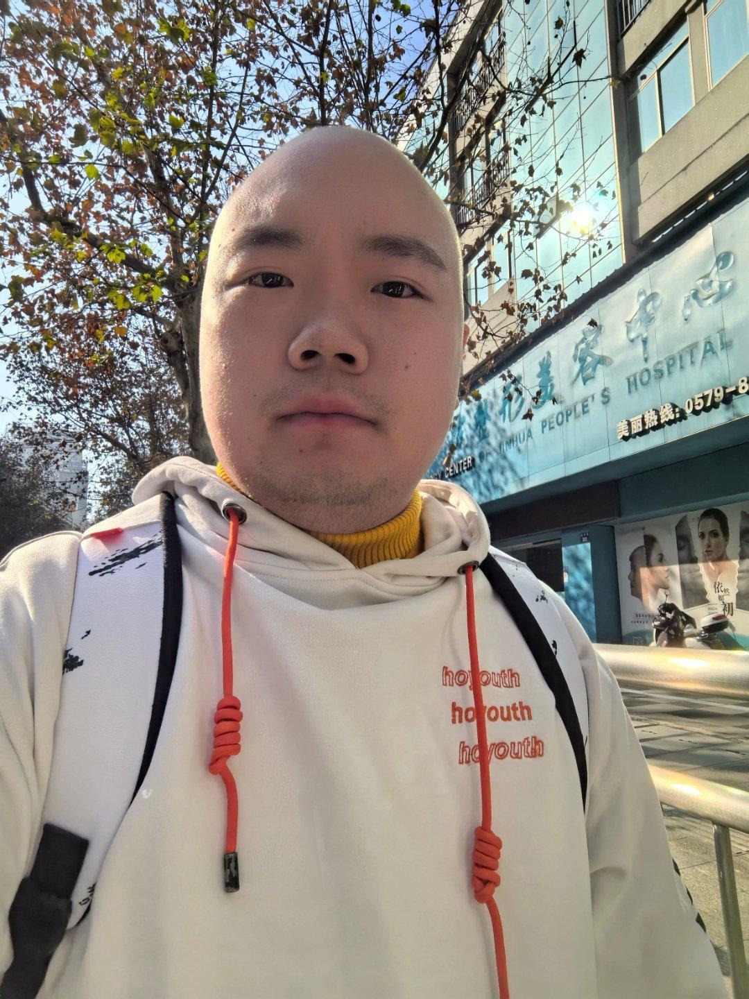 今儿个咱盛装出席，深圳的问界M9及华为全场景发布会！