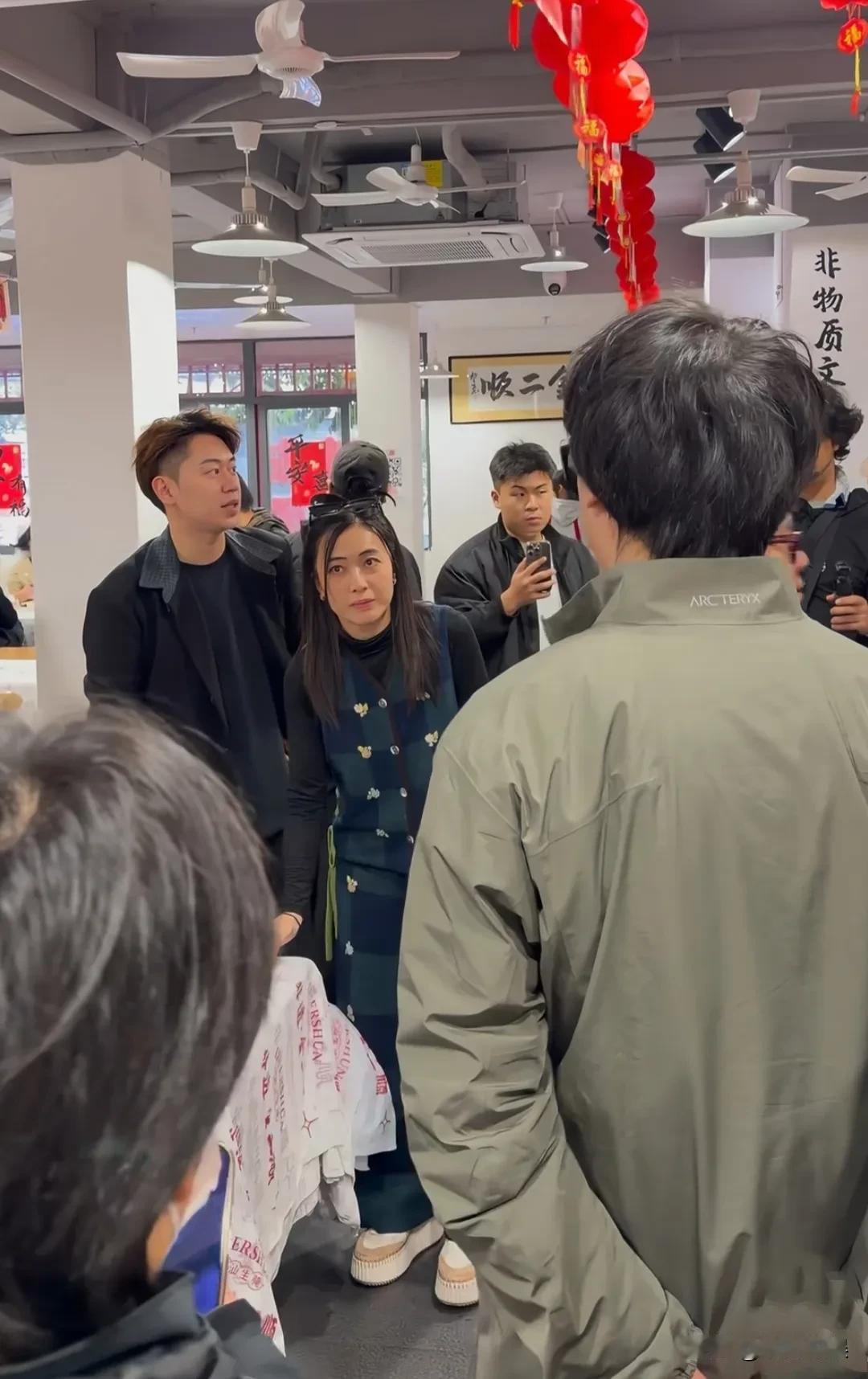 大刘老婆甘比，现身汕头探店美食，穿着一身奢牌，脚踩增高鞋，长发披肩，个子小小瘦瘦