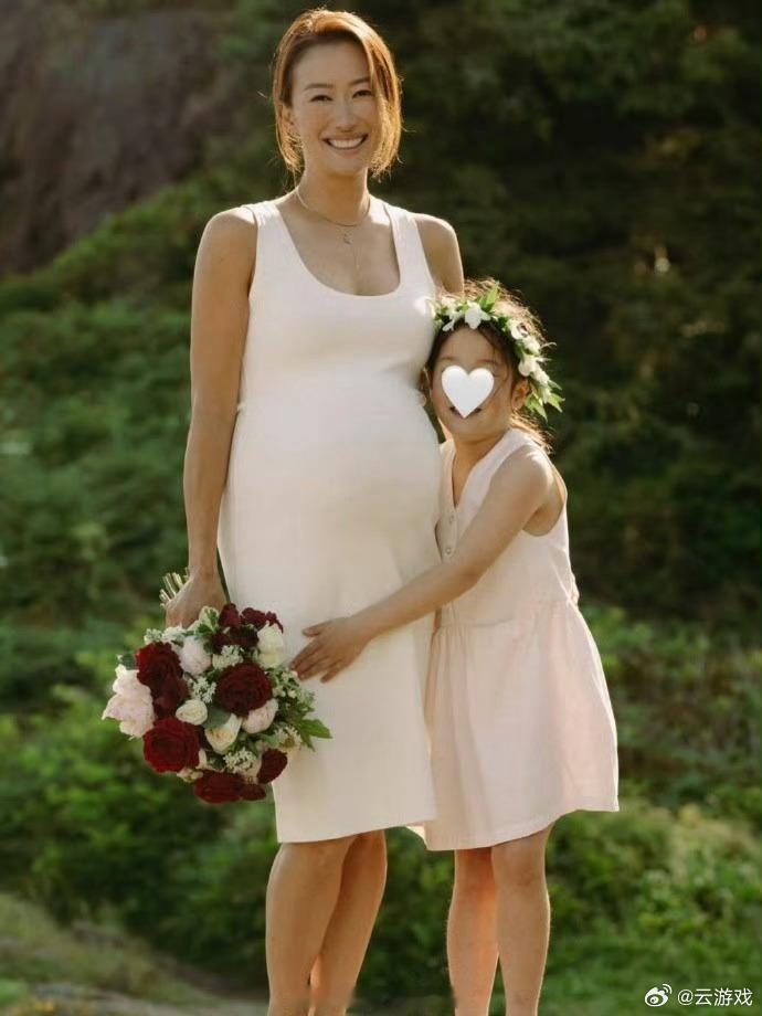 谢霆锋妹妹官宣结婚一周年惊喜！谢婷婷晒婚照官宣结婚一周年，和小7岁外籍丈夫的海边