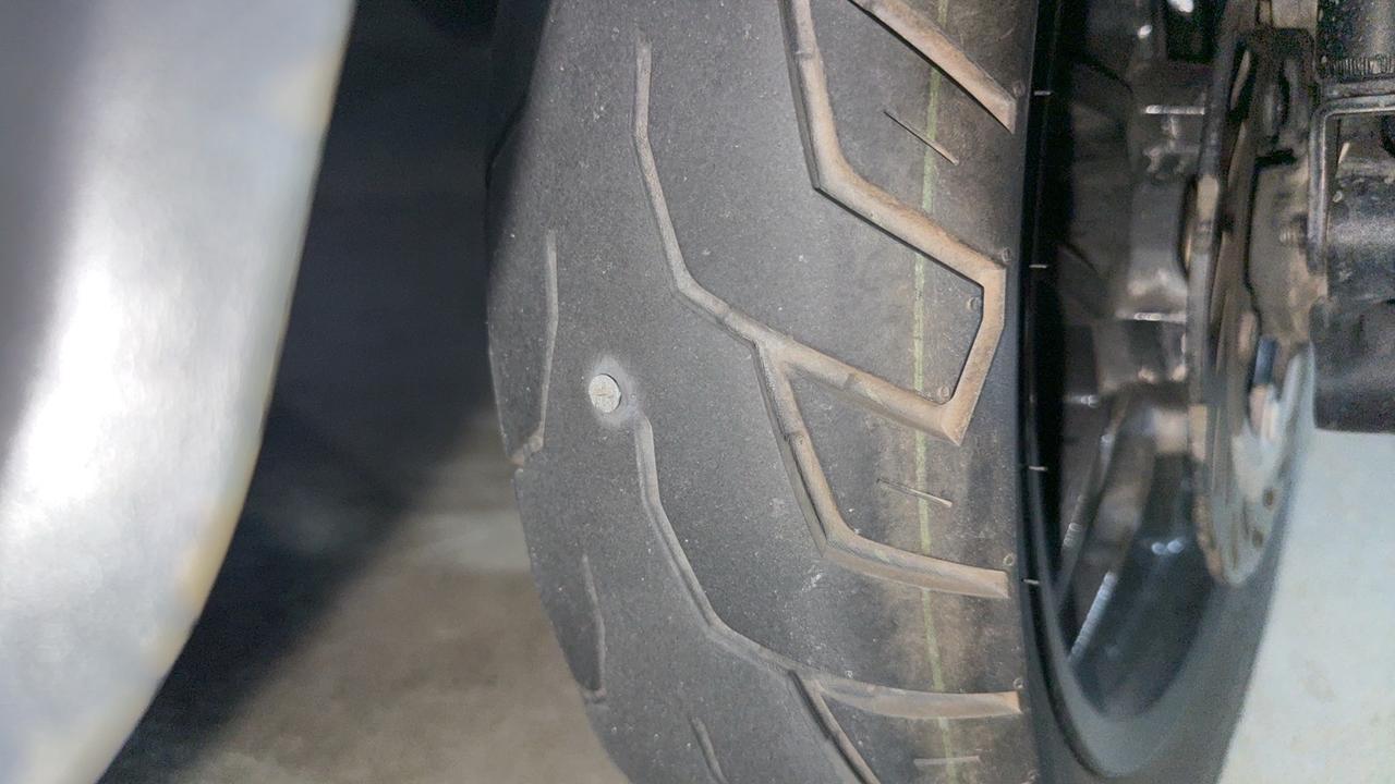 地库摩托车 摩托车扎胎了 踏板摩托夜行