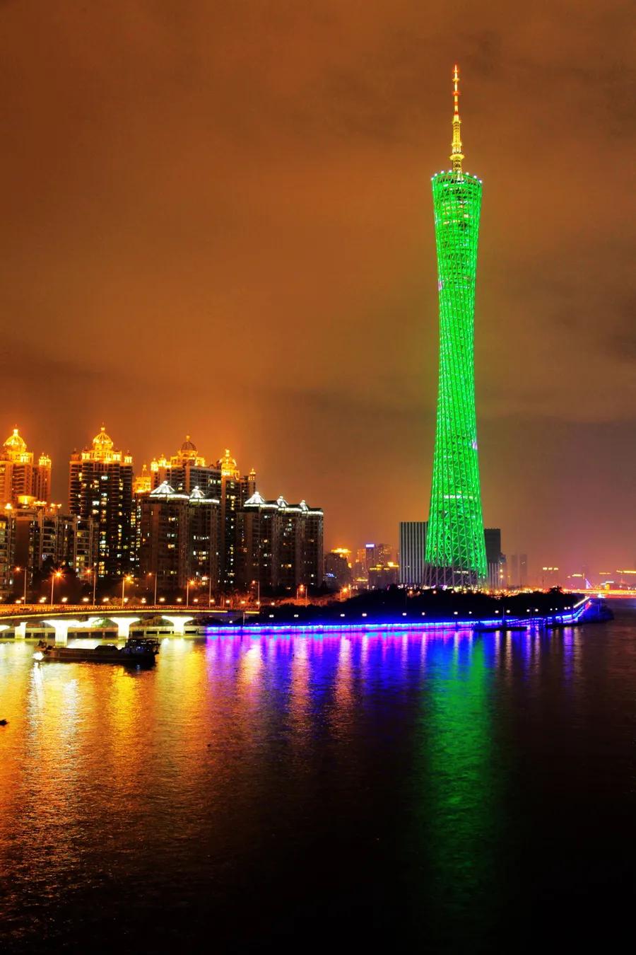 《夜色广州》
 夜色中的广州
像一位神秘的女郎
霓虹是她华丽的衣裳
 
珠江两岸