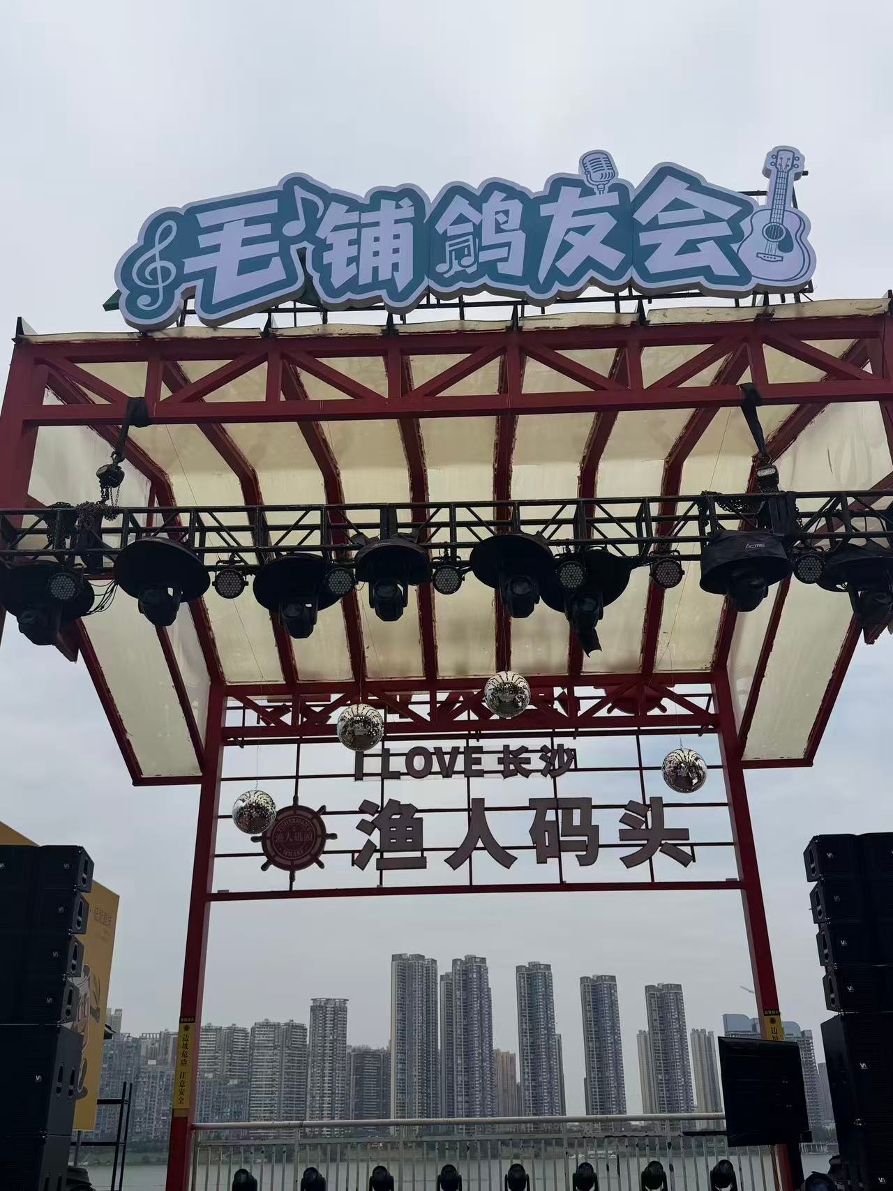长沙渔人码头闪现鸽友会 我们都成了“职业鸽手”，爽约的理由能编出三百种。但渔人码