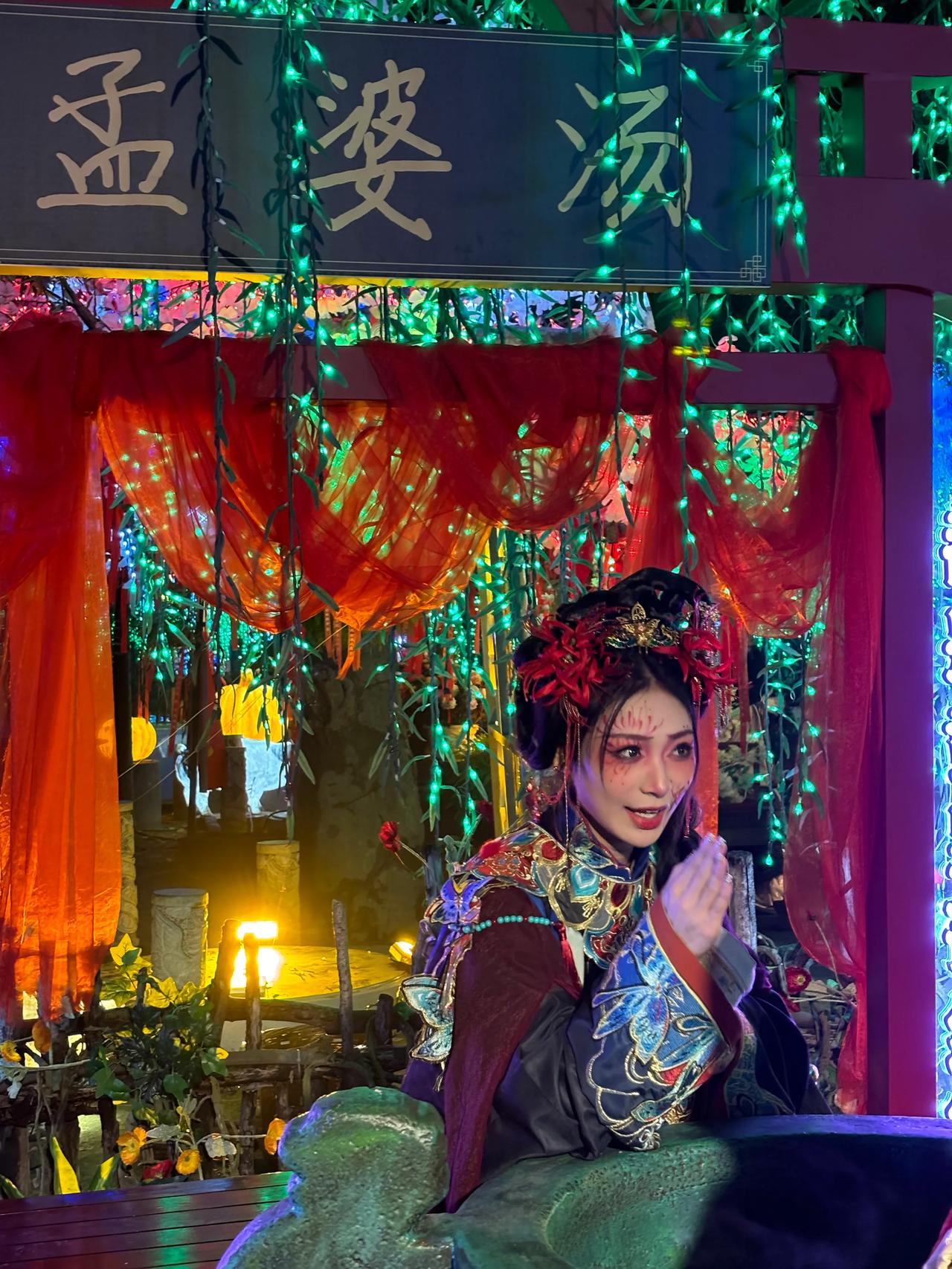 几年没有去过万岁山武侠城了，现在弄得真漂亮，有各种年轻人喜欢的游戏，最近菊花花卉