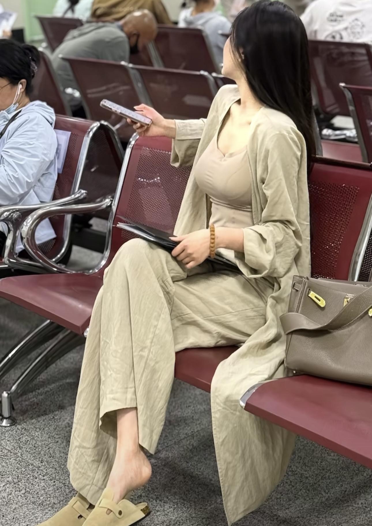 以后就做个安静的哑巴 不吭不响不闻不问 摆好自己的位置 管好自己的脾气...