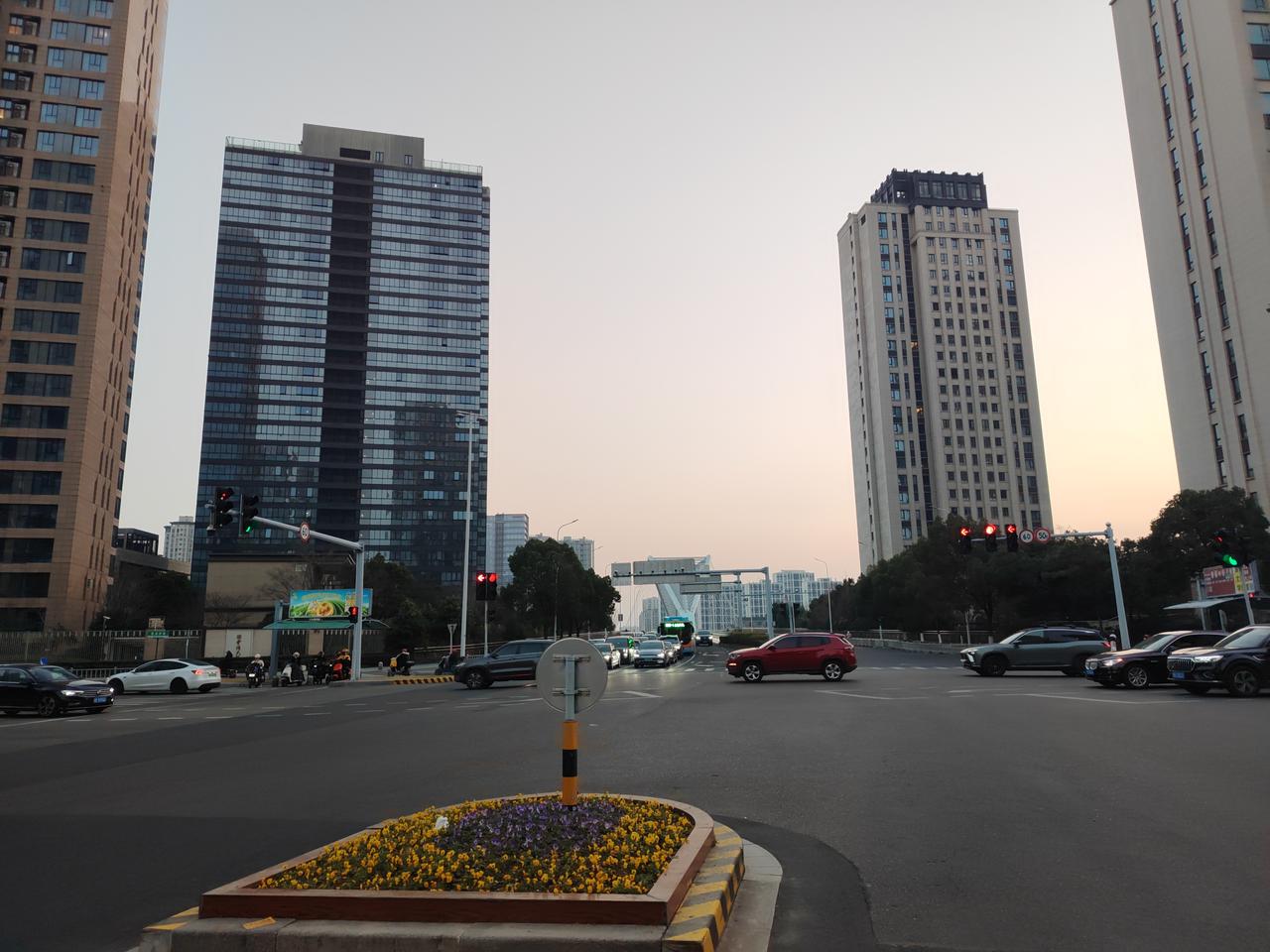 晚上乘坐电梯到楼下取快递的时候。跟我同乘一部电梯的有两个人。其中一位大概身高有1