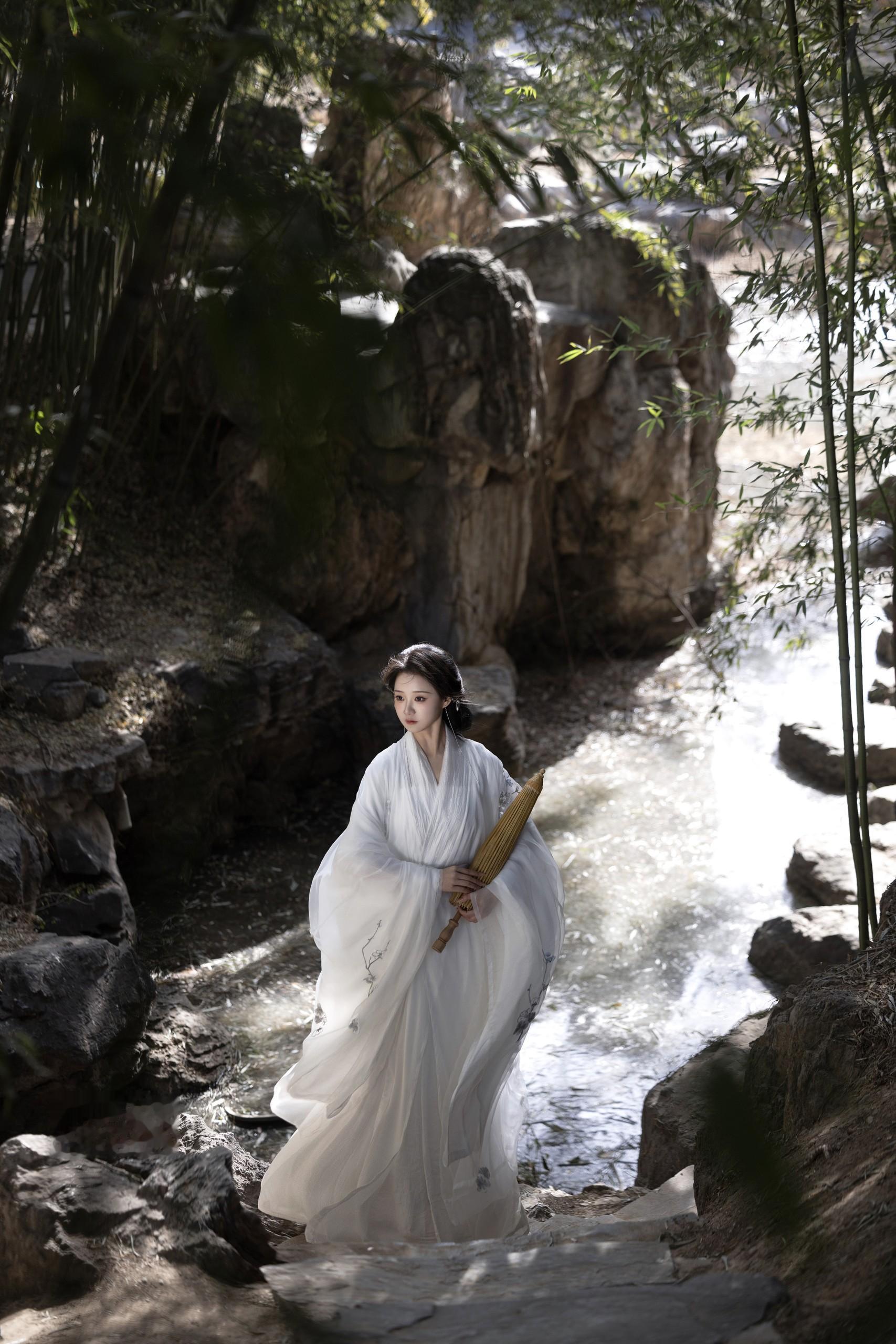 ‘ 何需向春山 ’。