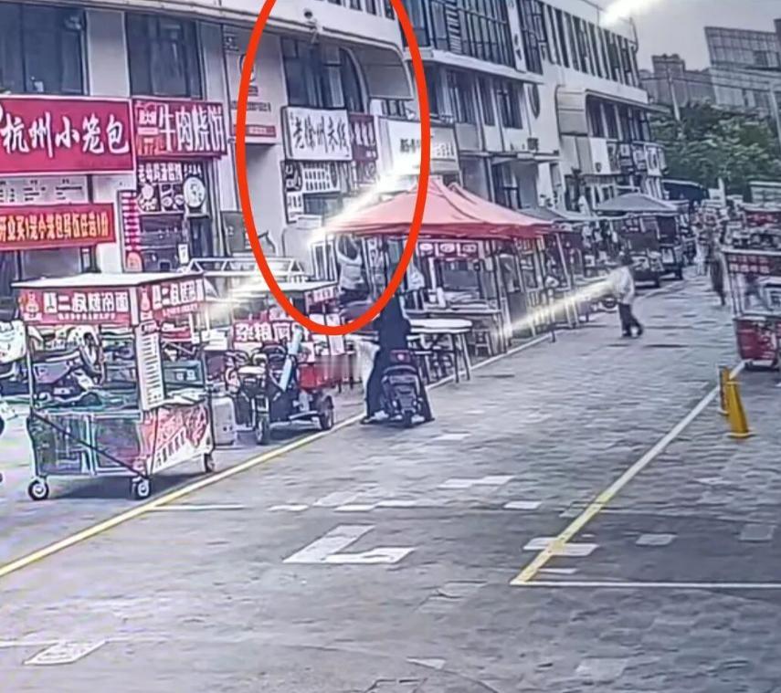 2岁女童意外坠楼，一路过男子冲上去徒手接，事后一句话让人破防......
 
8