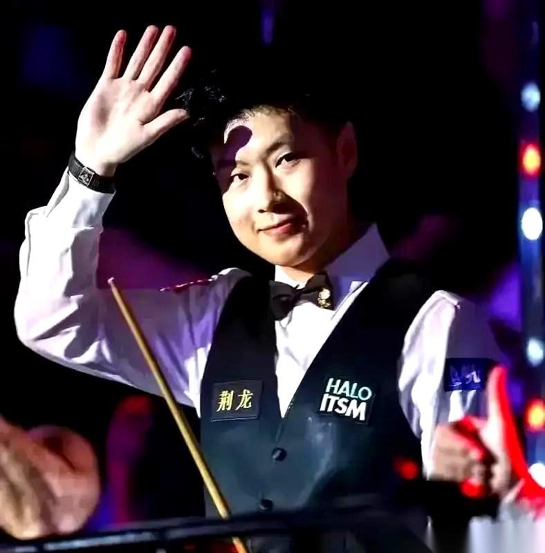 上来就先被人干了一局，换你你慌不慌？
尤其对面坐着的，还是去年在决赛里亲手送你当