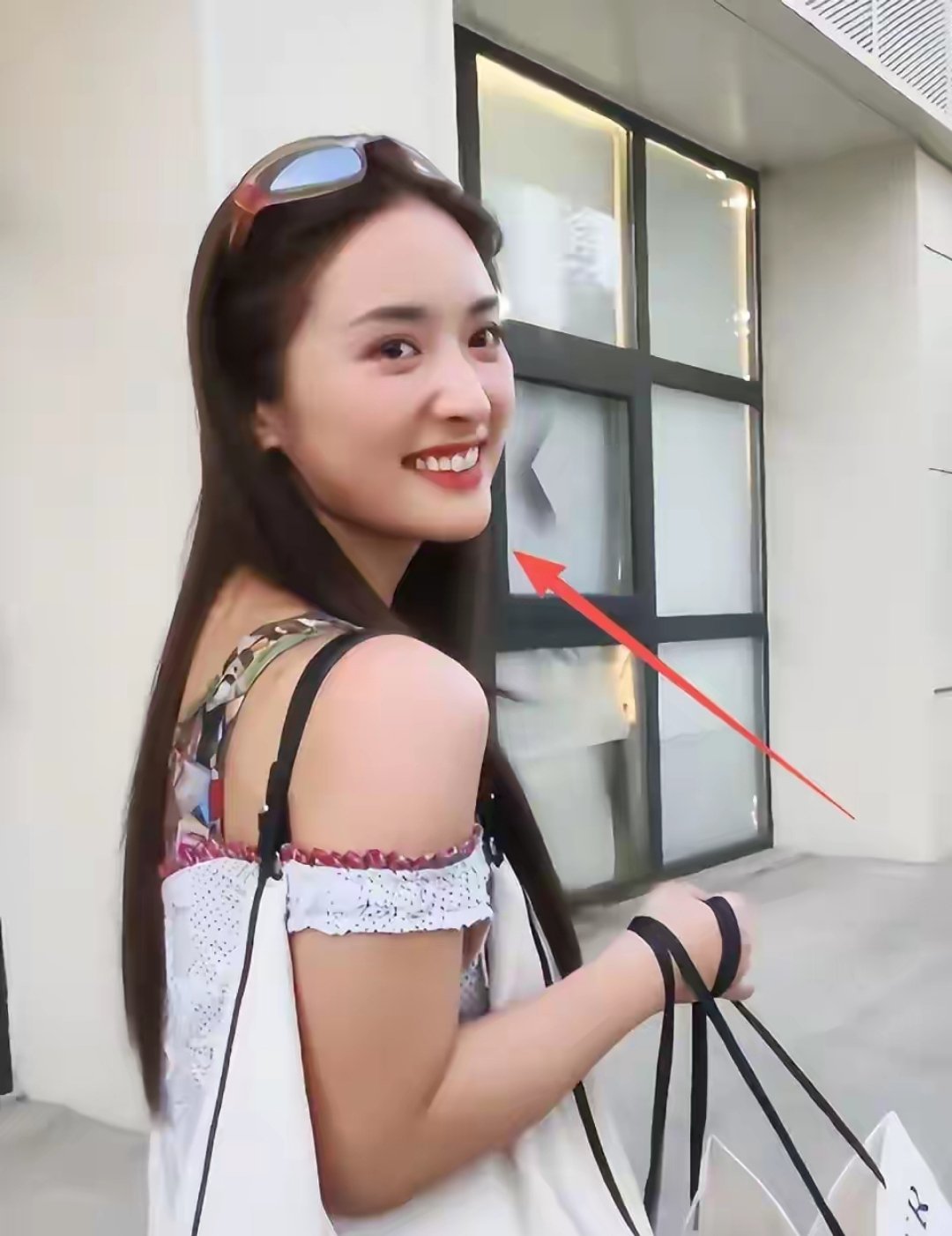 沈月街头被偶遇，太阳光太美了 