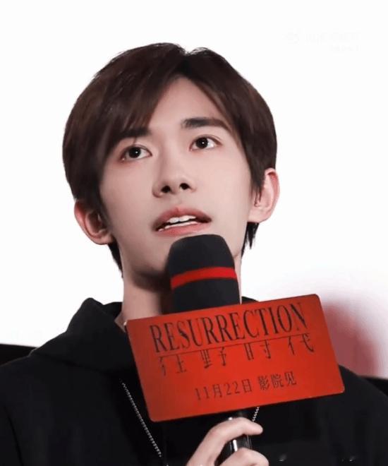 易烊千玺谈获影帝后的心态：它又不是一辈子的成就2025年11月15日凭借电影《小