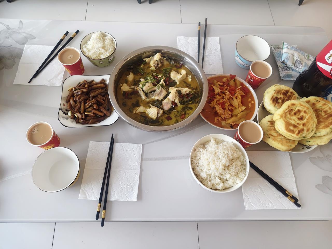 一条两斤多的鱼能做这么一大盆酸菜鱼，在我们楼下饭店里要68一份，可分量比我这个少