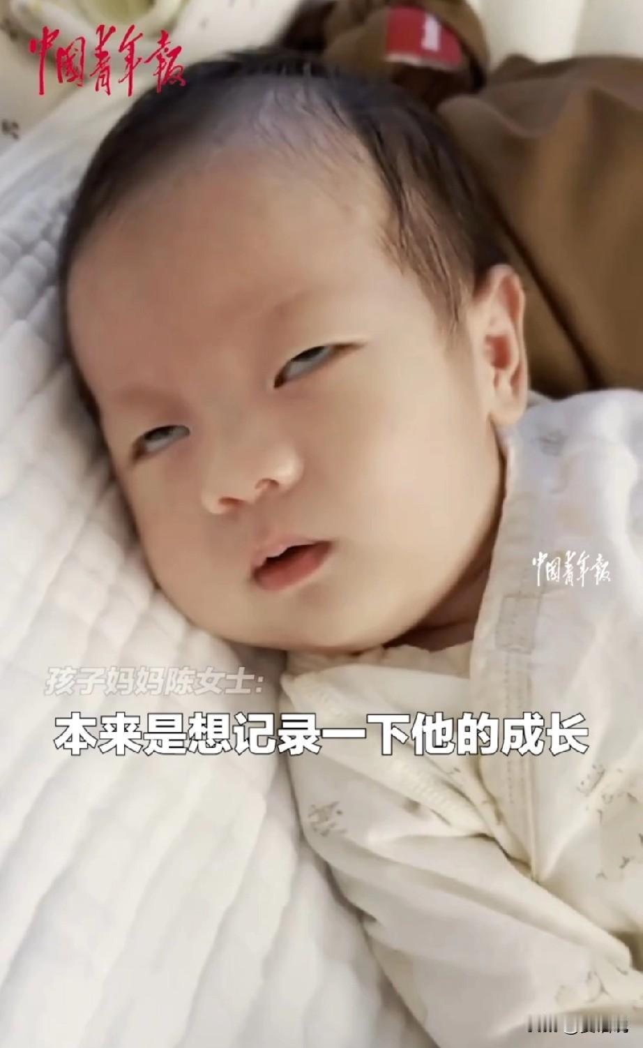 出生不到一个月，妈妈想纪念一下自己单方面努力十个月的结果，没想到宝宝白眼一翻，嘴