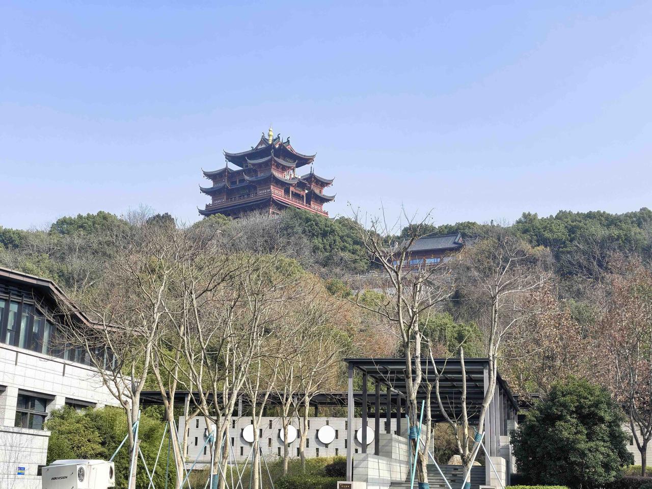 《浣溪沙·钱塘寻踪》
吴山青处隐仙踪，城隍阁外雨空濛。三茅观里晓烟浓。
徽因故宅