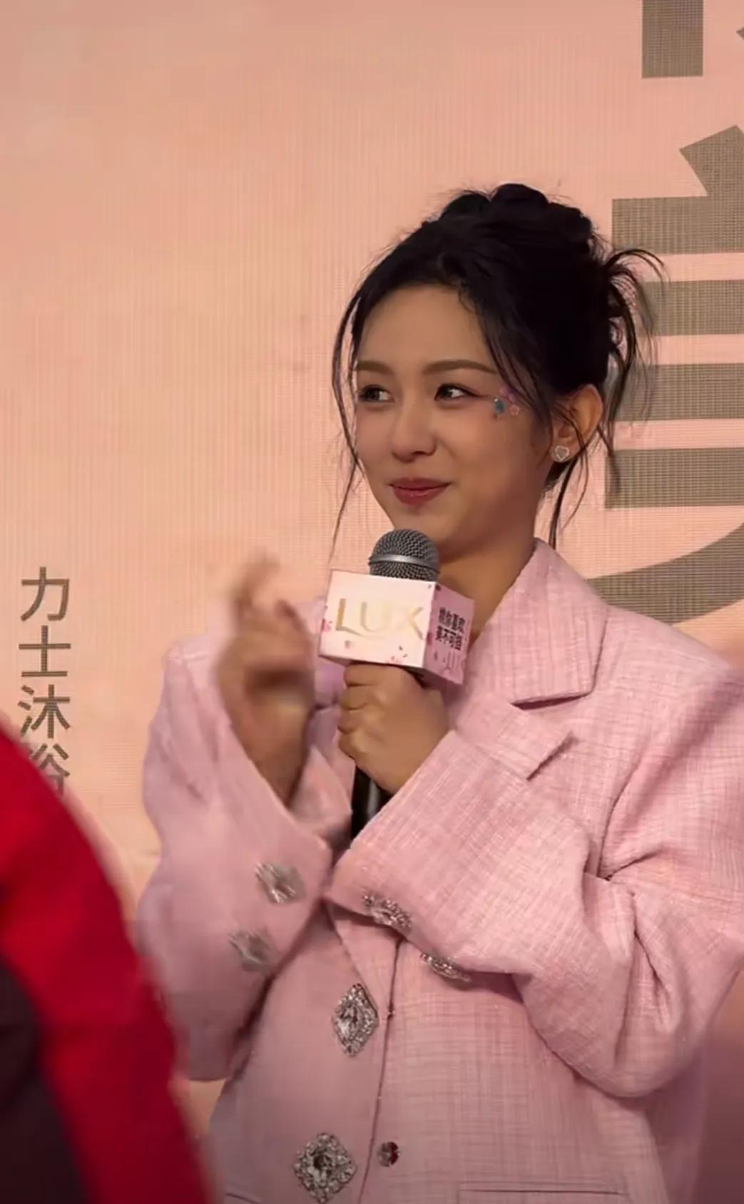 潍坊偶遇周也参加线下活动，本人好漂亮的小姐姐，很精致小巧的五官，给人特别亲切的感