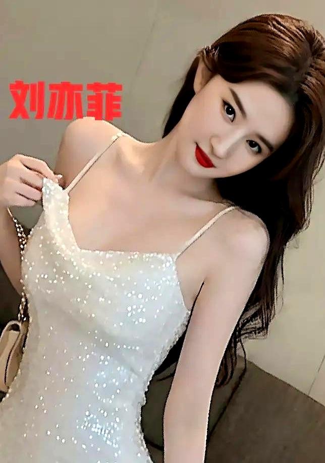 刘亦菲白衣胜雪仙气飘然，身姿曼妙气质清冷。
 

她就穿着这身白裙子出现在那儿，