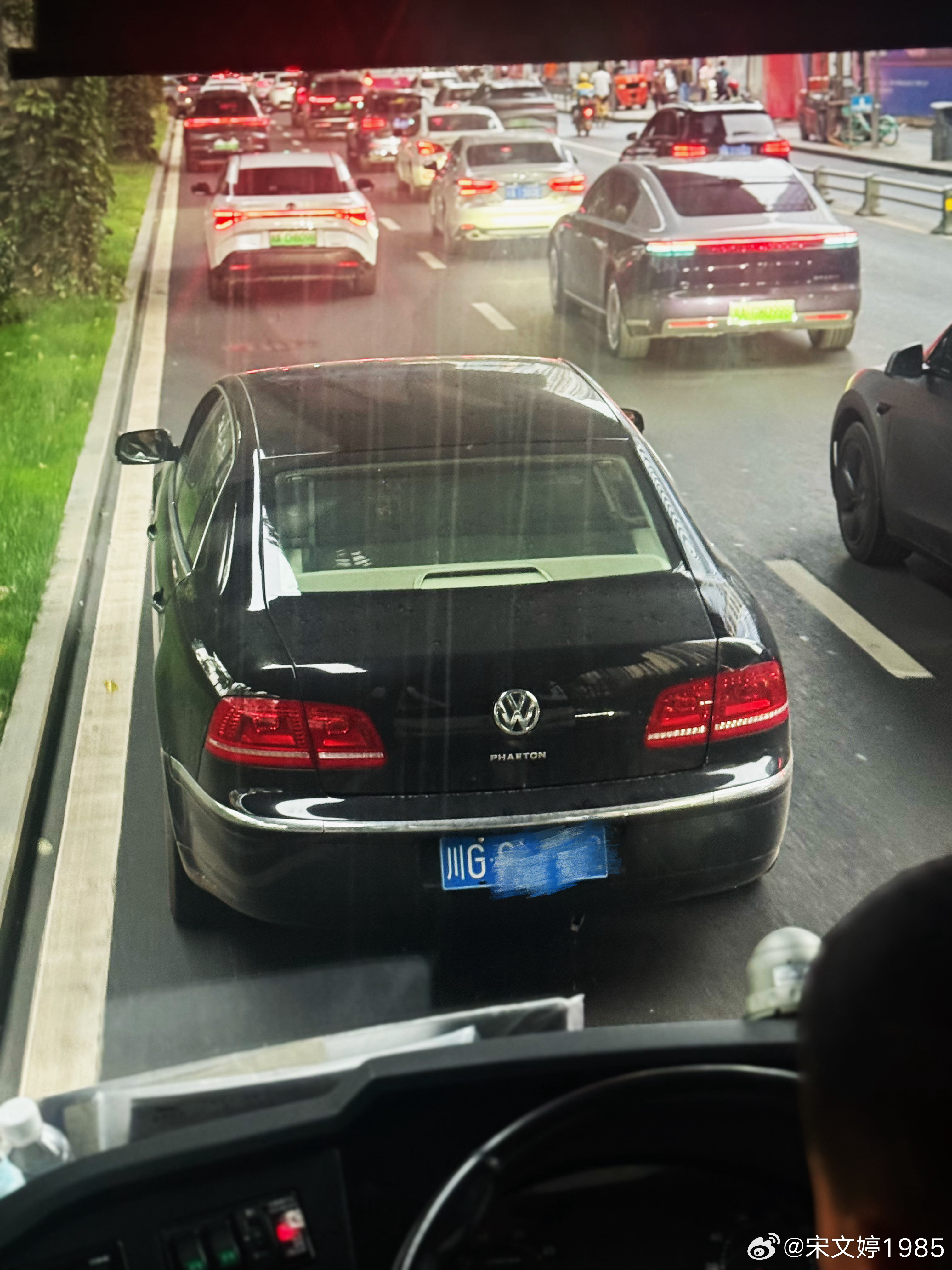 不怕奔驰和路虎，就怕大众带字母说的就是它！这是我心中的大众[哈哈]辉腾，国内卖得